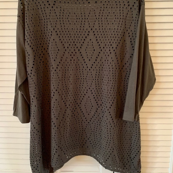 🎄Olive green tunic with small pattern cut outs.🎄 - Picture 4 of 4